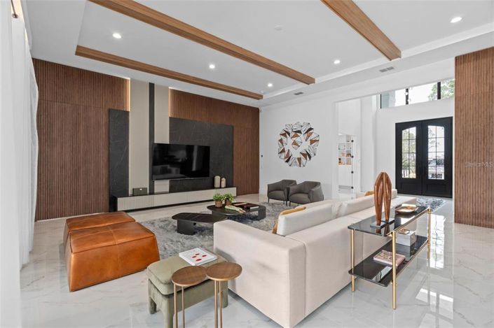 Image No.9-6 Bed House for sale