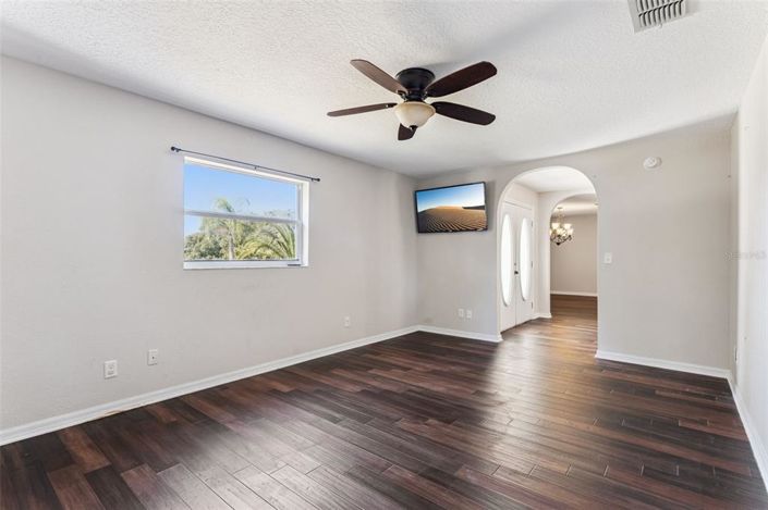 Image No.21-4 Bed House for sale