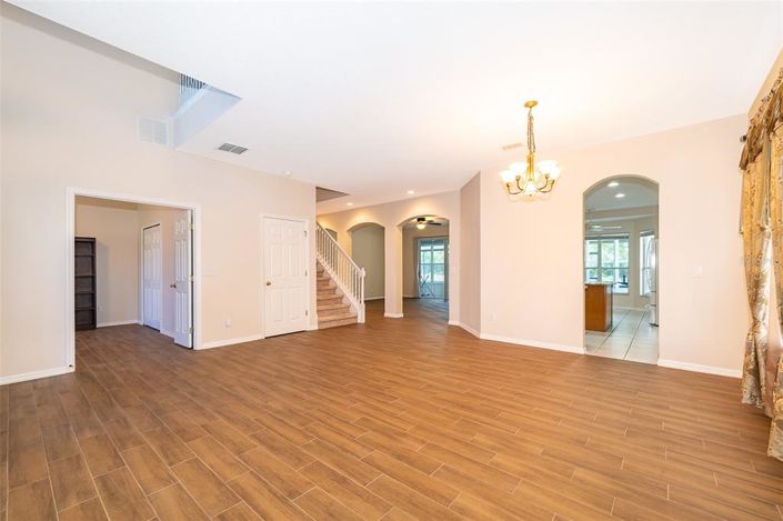 Image No.11-5 Bed House for sale