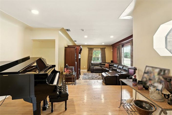 Image No.19-4 Bed House for sale