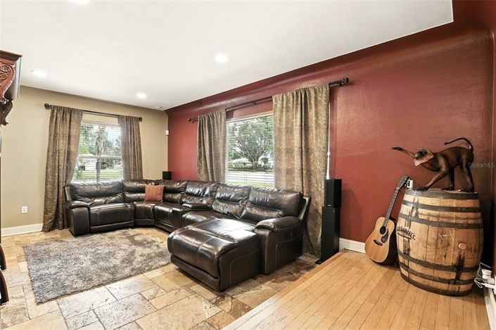 Image No.20-4 Bed House for sale