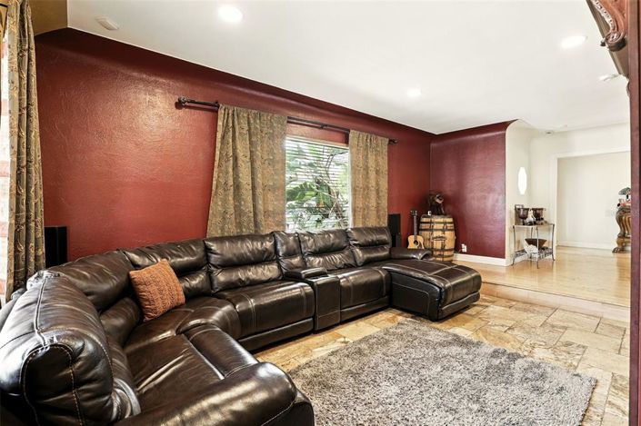 Image No.21-4 Bed House for sale