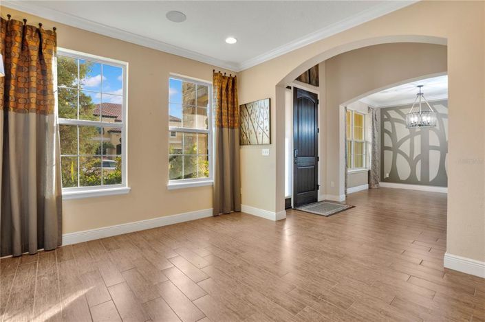 Image No.8-7 Bed House for sale