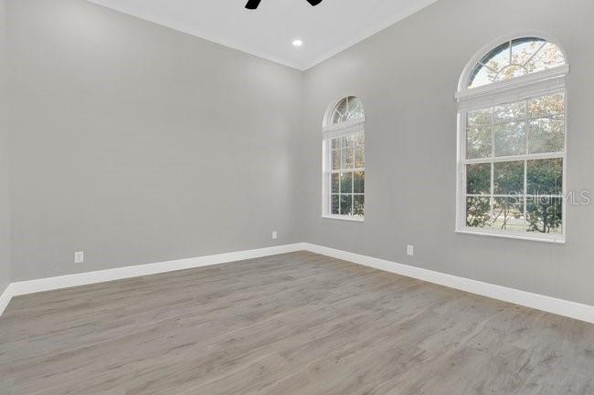 Image No.8-5 Bed House for sale