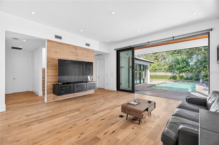 Image No.16-4 Bed House for sale