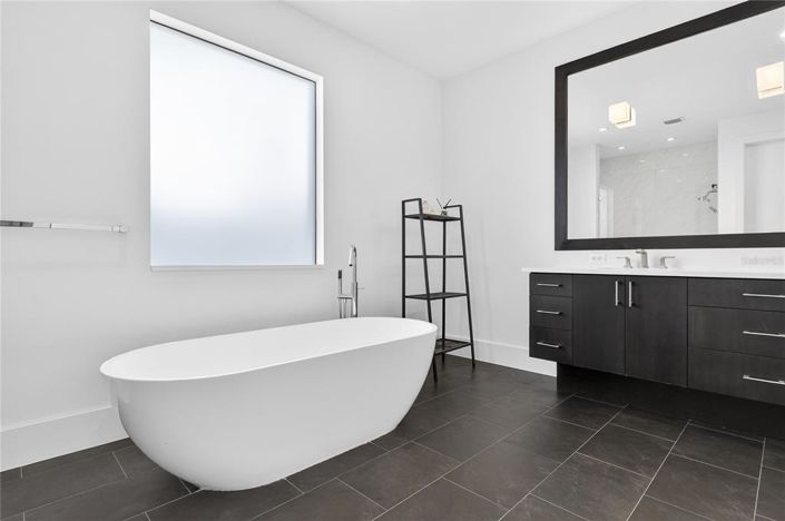 Image No.24-4 Bed House for sale