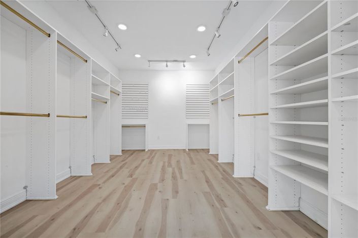 Image No.12-6 Bed House for sale