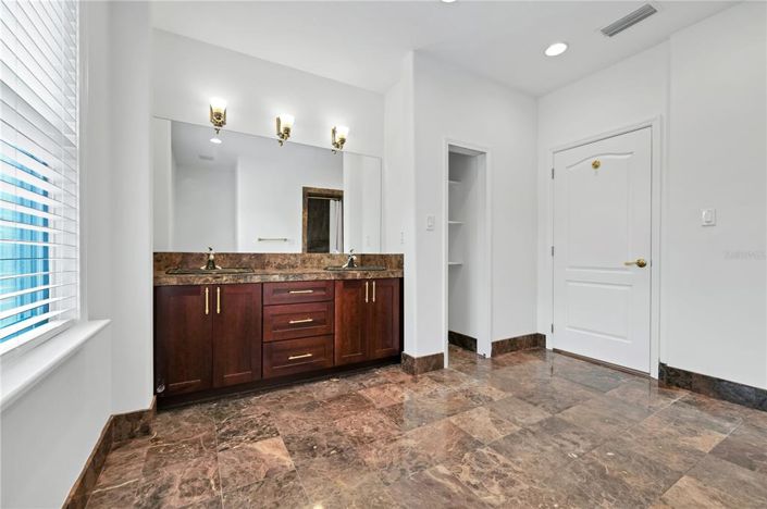 Image No.17-6 Bed House for sale