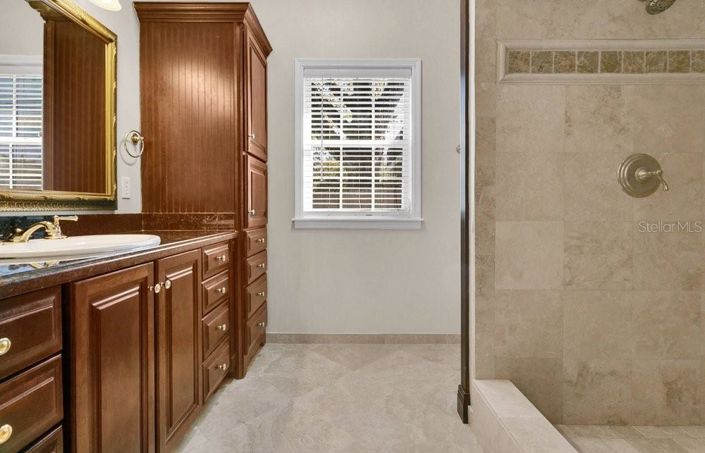 Image No.16-4 Bed House for sale