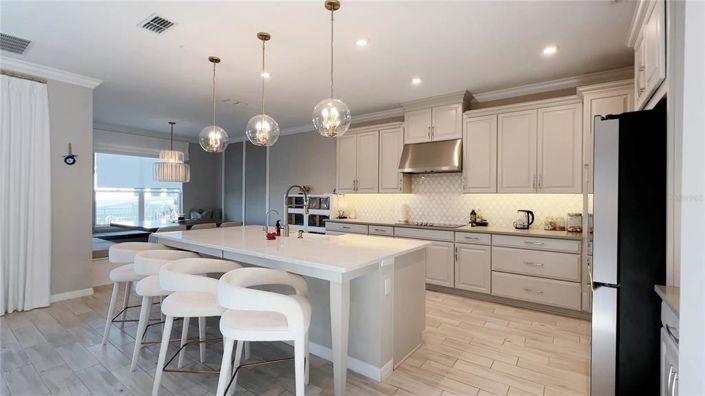 Image No.8-5 Bed House for sale