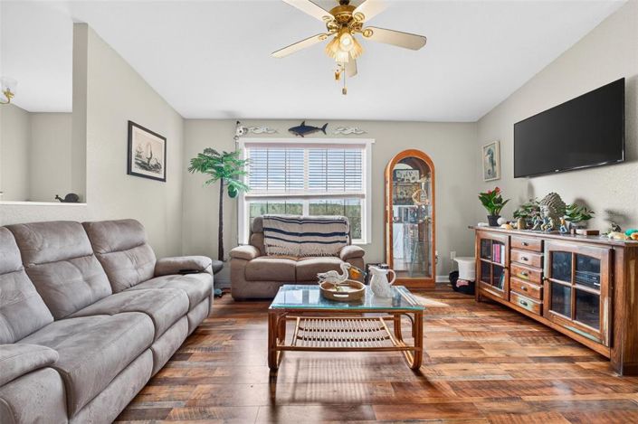 Image No.6-4 Bed House for sale