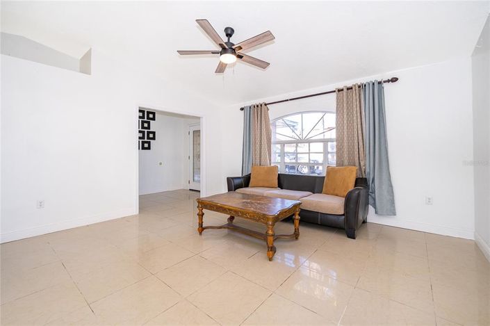 Image No.8-3 Bed House for sale