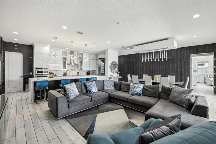 Image No.8-5 Bed House for sale