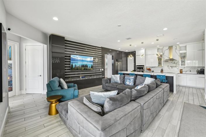 Image No.9-5 Bed House for sale