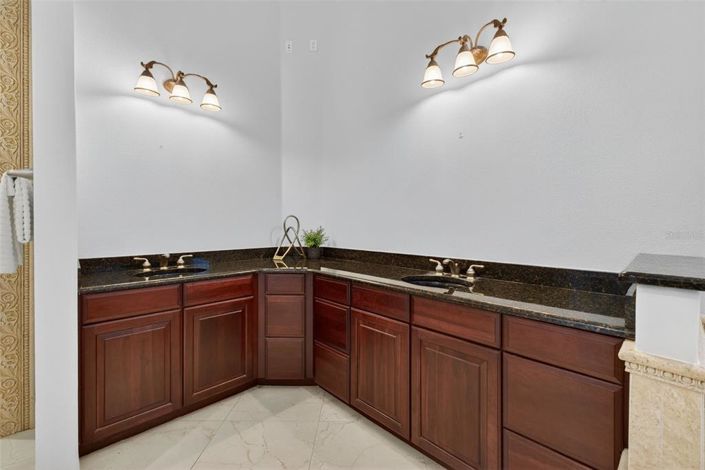 Image No.24-7 Bed House for sale