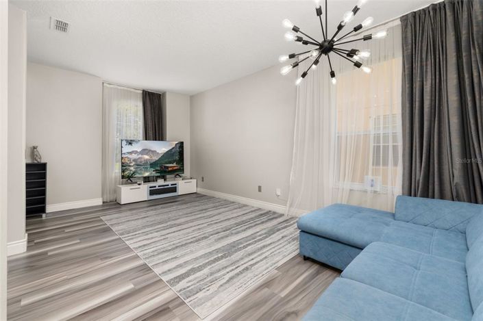 Image No.6-5 Bed House for sale