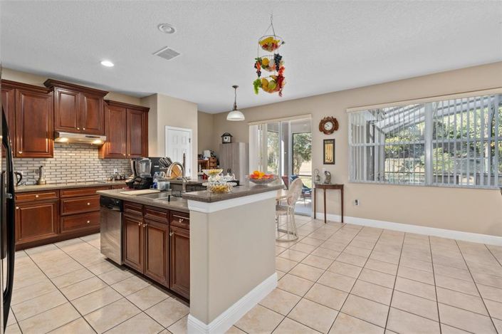 Image No.11-5 Bed House for sale