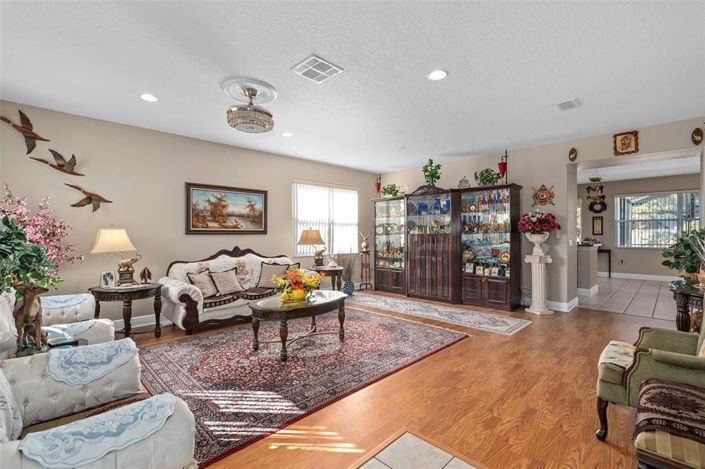 Image No.6-5 Bed House for sale