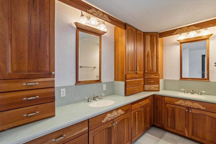Image No.35-5 Bed House for sale
