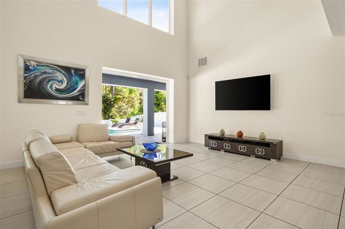 Image No.8-6 Bed House for sale