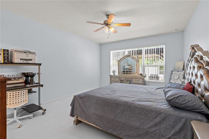 Image No.17-6 Bed House for sale