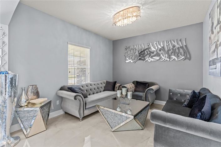 Image No.5-6 Bed House for sale