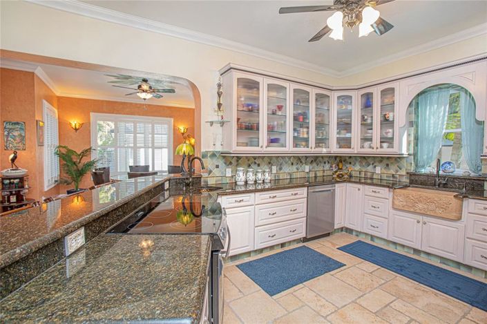 Image No.8-5 Bed House for sale