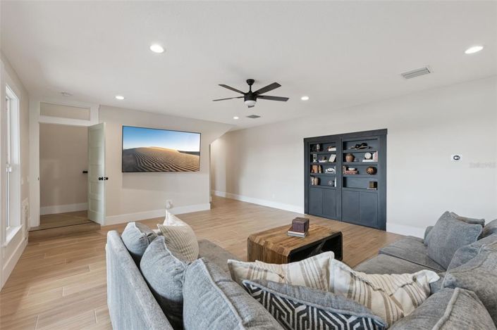 Image No.21-5 Bed House for sale