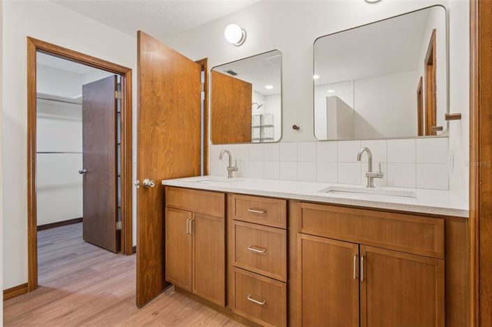 Image No.28-4 Bed House for sale