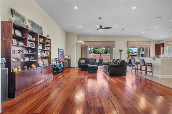 Image No.13-3 Bed House for sale