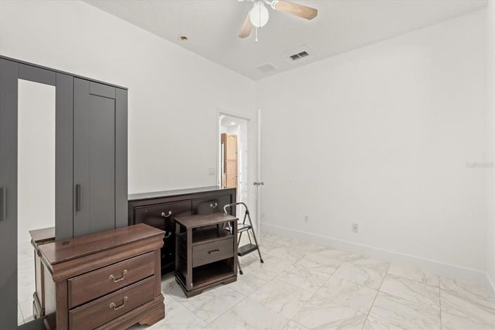 Image No.17-6 Bed House for sale