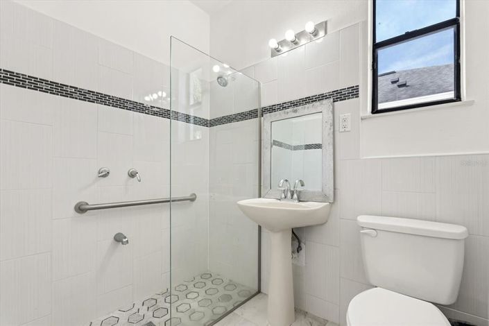 Image No.18-6 Bed House for sale