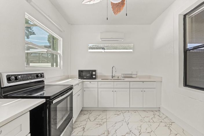 Image No.24-6 Bed House for sale