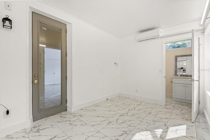 Image No.28-6 Bed House for sale