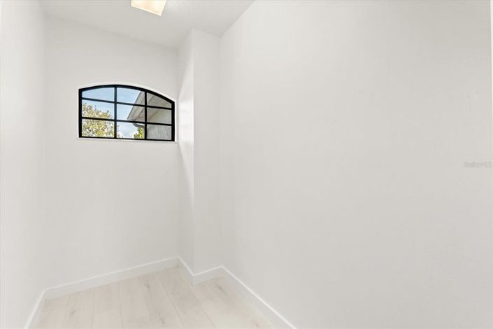 Image No.34-6 Bed House for sale