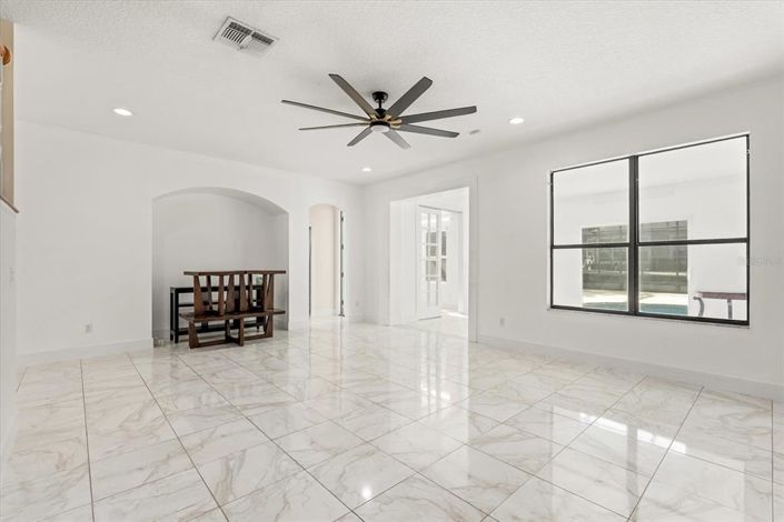 Image No.6-6 Bed House for sale