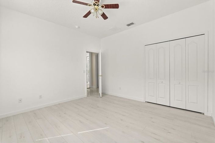 Image No.8-6 Bed House for sale