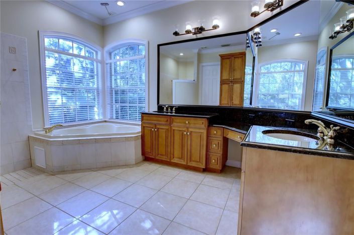 Image No.26-5 Bed House for sale