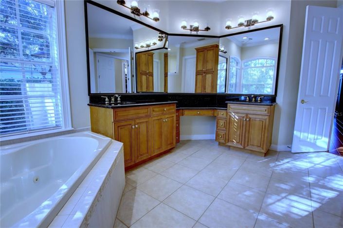 Image No.27-5 Bed House for sale