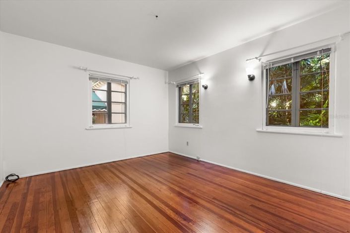 Image No.37-5 Bed House for sale