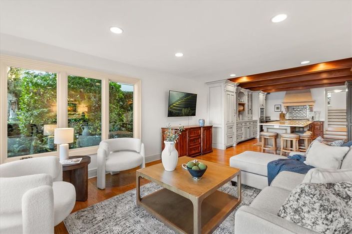 Image No.8-5 Bed House for sale