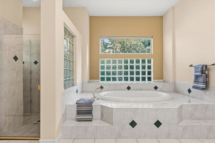 Image No.18-4 Bed House for sale