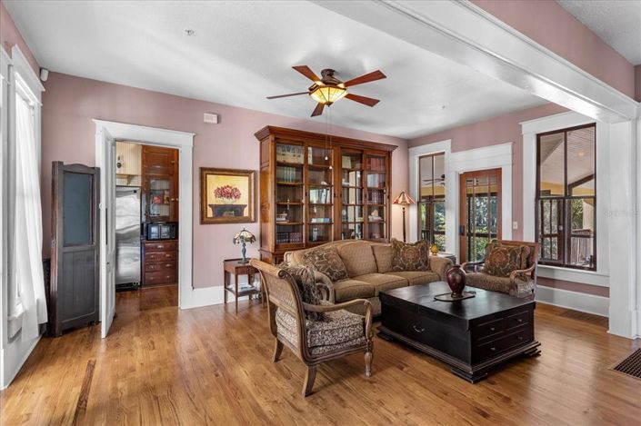 Image No.24-6 Bed House for sale