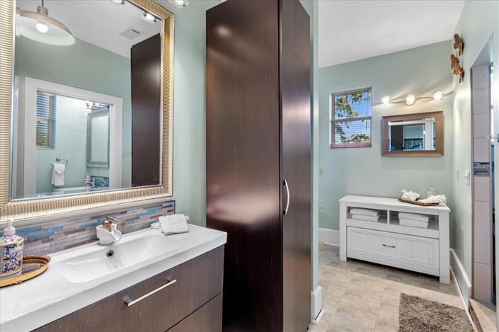 Image No.41-6 Bed House for sale