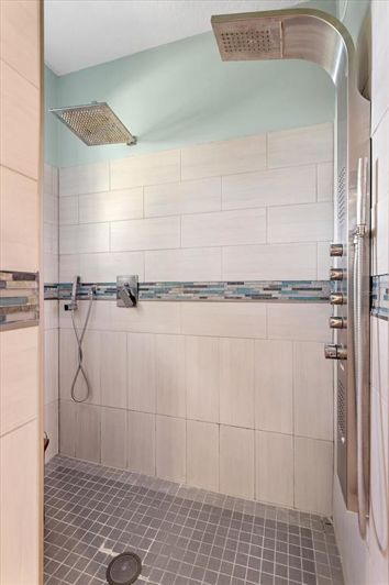 Image No.42-6 Bed House for sale