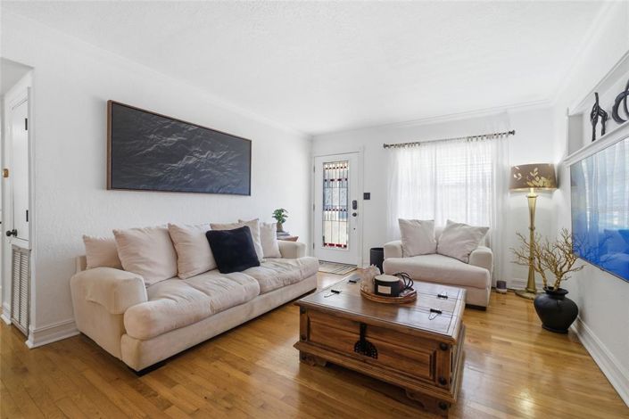 Image No.6-5 Bed House for sale