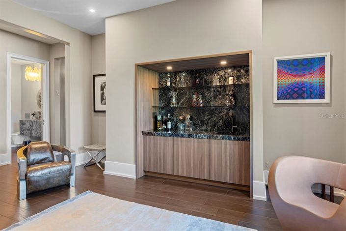 Image No.23-5 Bed House for sale