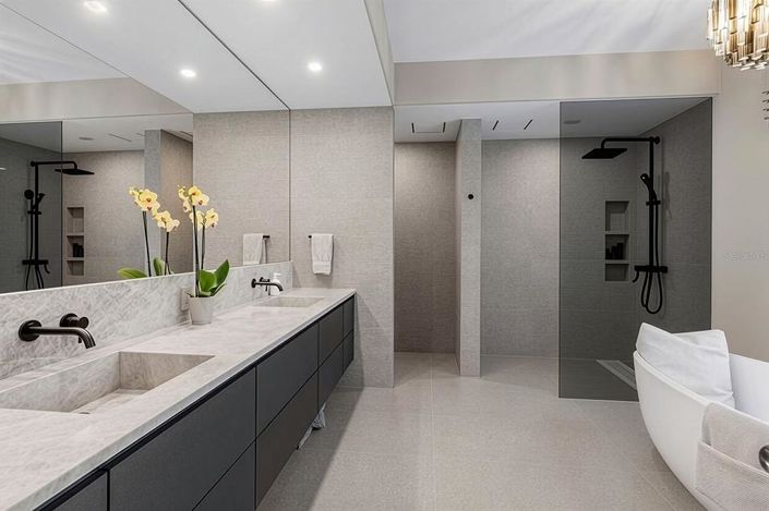 Image No.28-5 Bed House for sale