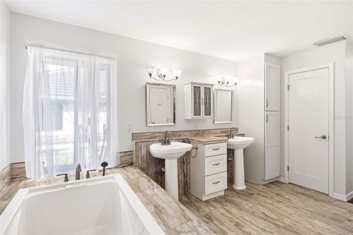 Image No.27-4 Bed House for sale