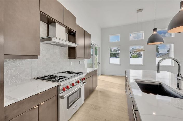 Image No.10-3 Bed Townhouse for sale